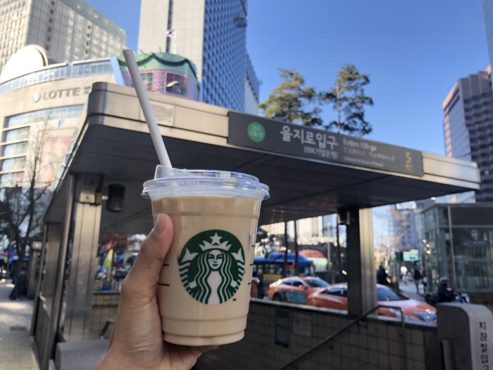 Starbucks ở Hàn dùng ống hút giấy